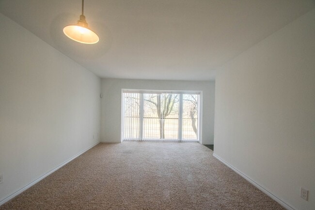 Building Photo - Charming 3-2 condo in private community wi...