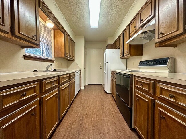 Foto del edificio - 1404 Chapel Ridge Rd