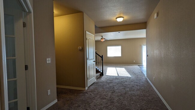 Foto del edificio - LARGE TWO STORY 3 BED/2.5 BATH W/3 CAR GAR...