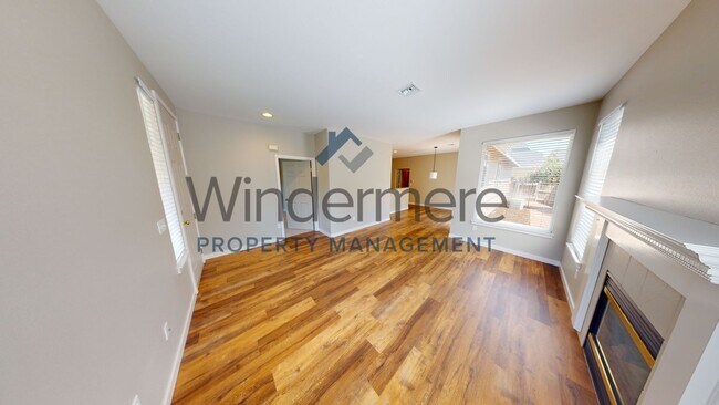 Building Photo - 715 Creekside *Located in the Villages of ...