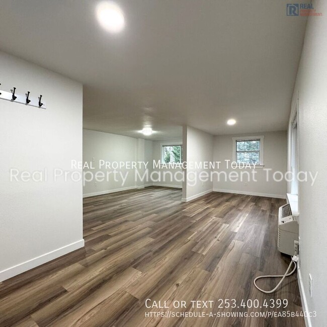 Foto del edificio - Beautiful remodeled 3 bed 1.5 bath with de...