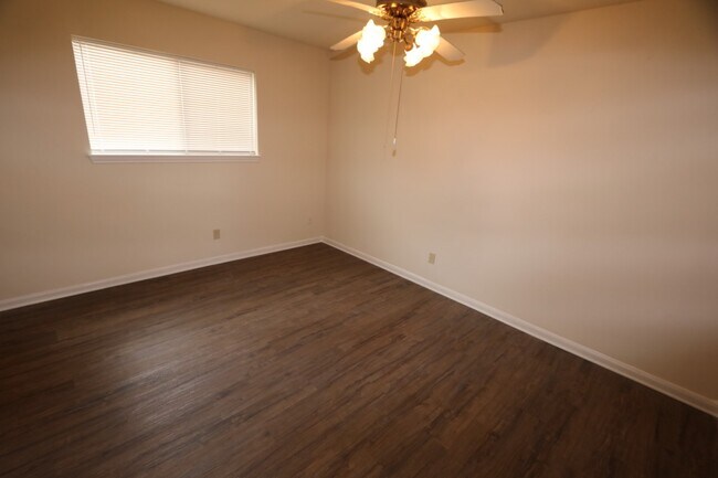Foto del edificio - 15819 Spruce Point Dr