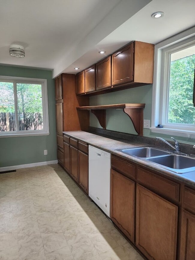 Building Photo - Long Realty & Property Management - 3 Bedr...