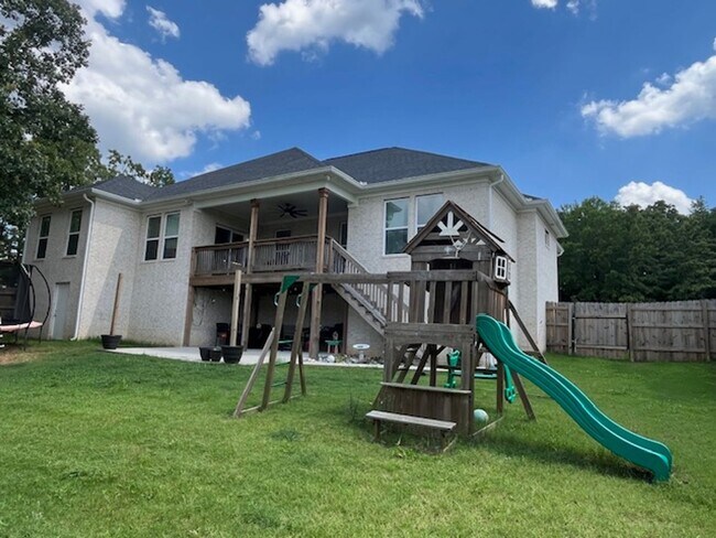 Building Photo - Beautiful 3 Bedroom 2.5 Bathroom located i...