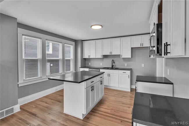 Foto del edificio - 49 Virgil Ave