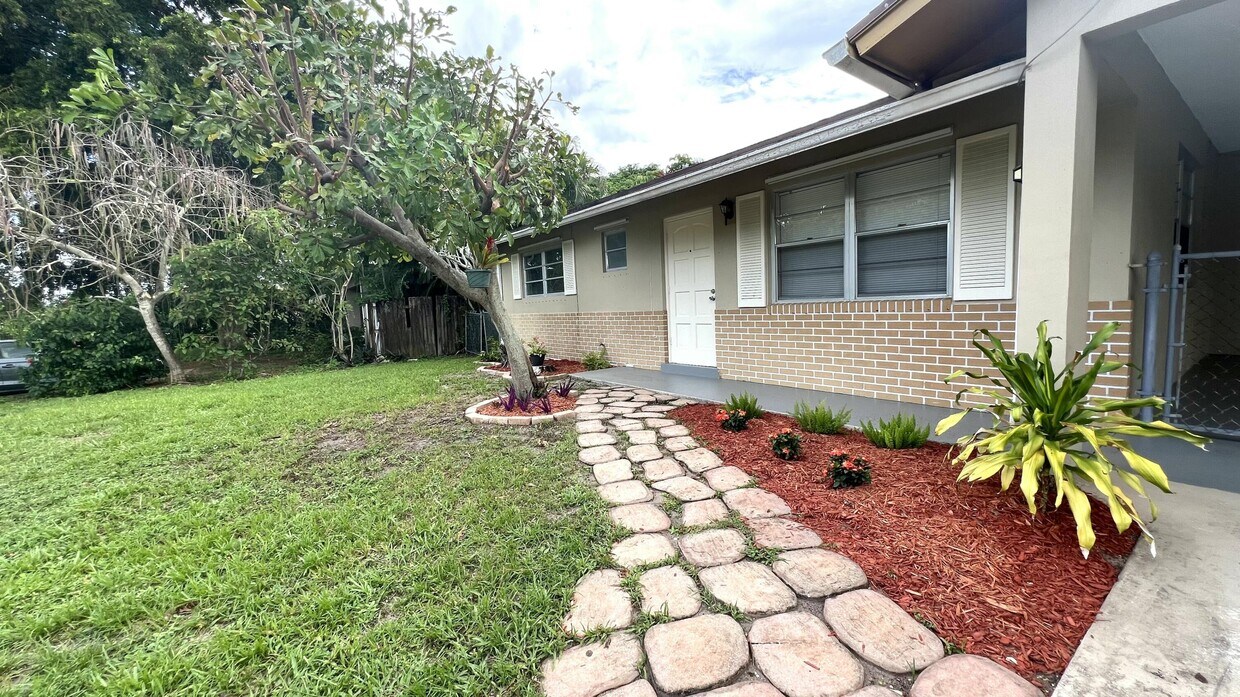 Foto principal - 6831 Eastview Dr