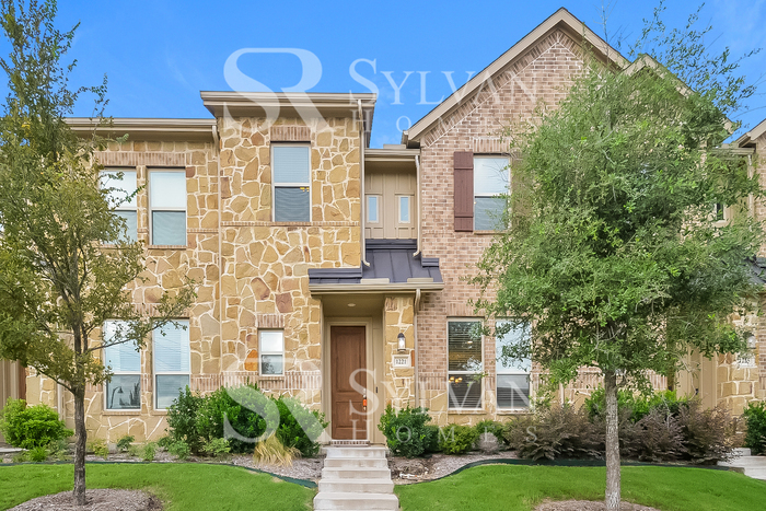 Foto principal - Fall in love with this beautiful 3BR 2.5BA...