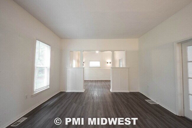 Foto del edificio - "Charming 3-Bedroom Home with Spacious Layout in Indianapolis!"