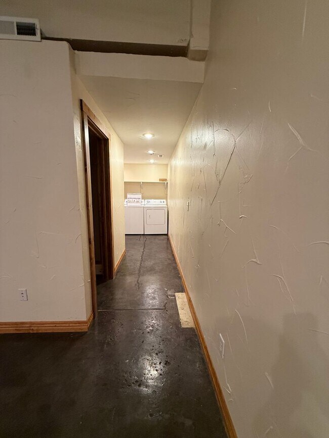 Building Photo - MOVE IN SPECIAL! 1 BEDROOM LOFT @ OLIVER'S...