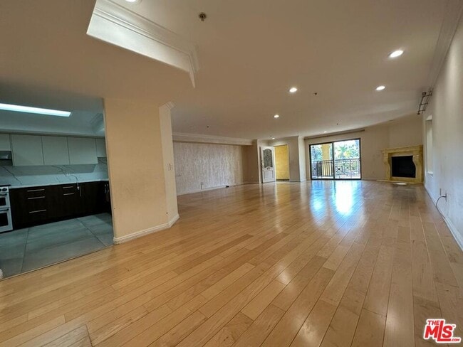Building Photo - 2435 Florencita Dr W