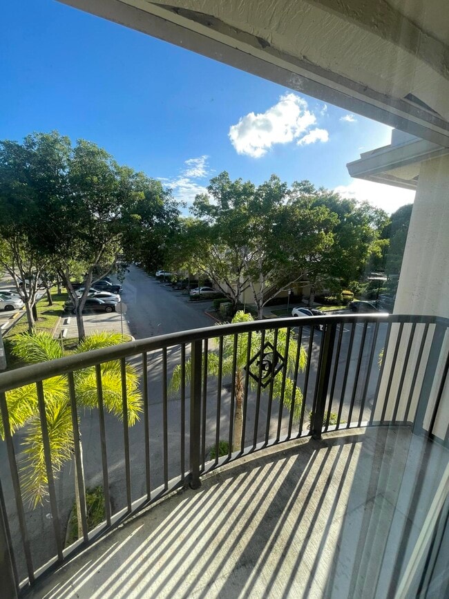 Building Photo - 400 Crestwood Ct N