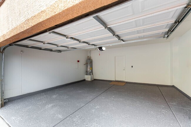 Foto del edificio - Must See Home in Gated Community!