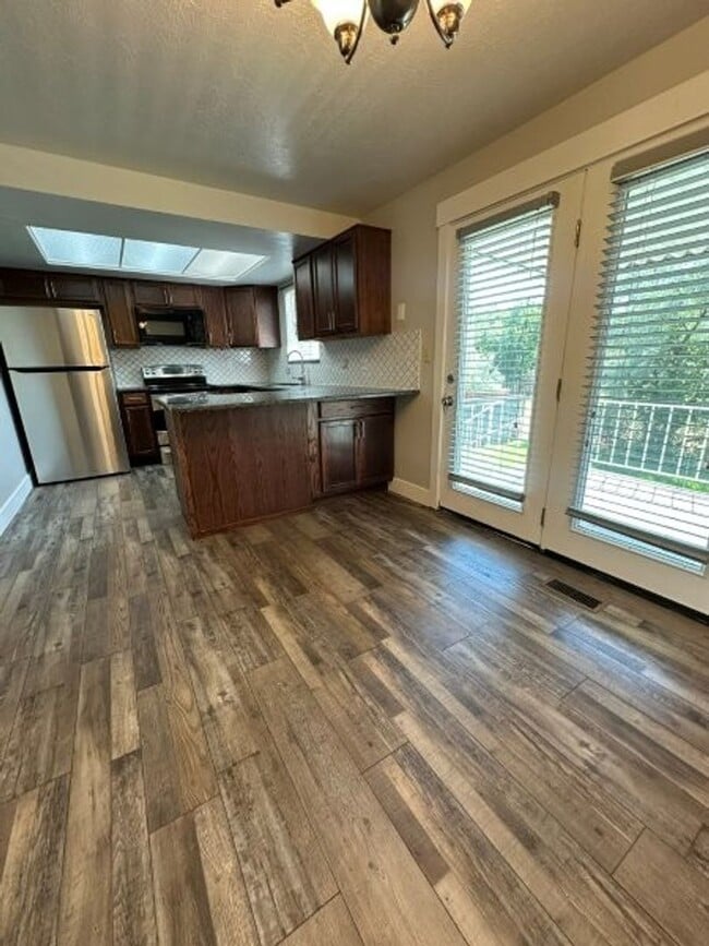 Building Photo - Light Up Your Summer – 4 Bed 2 Bath Home f...