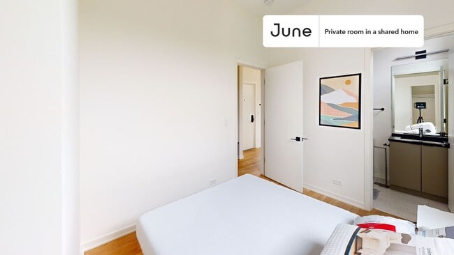 Building Photo - Private bedroom in 4 bed/3 bath Home