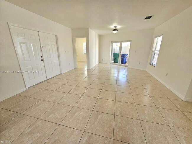Foto del edificio - 3 br, 2 bath House - 11820 Walsh Blvd