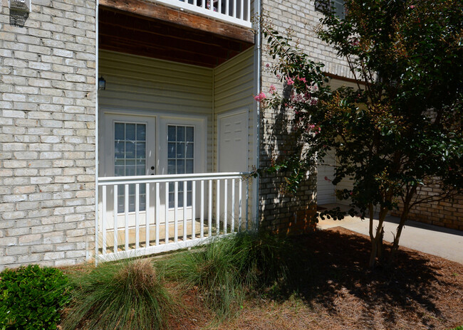 Building Photo - Beautiful 2-Bedroom Apartment available NOW!