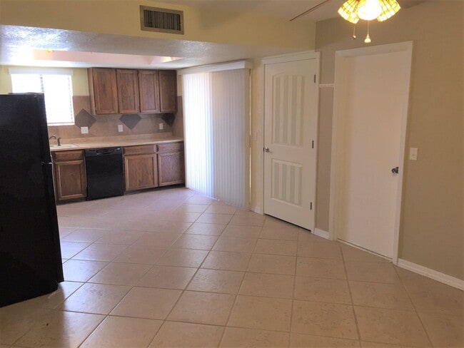 Building Photo - Centrally Located Home with Newer Energy E...