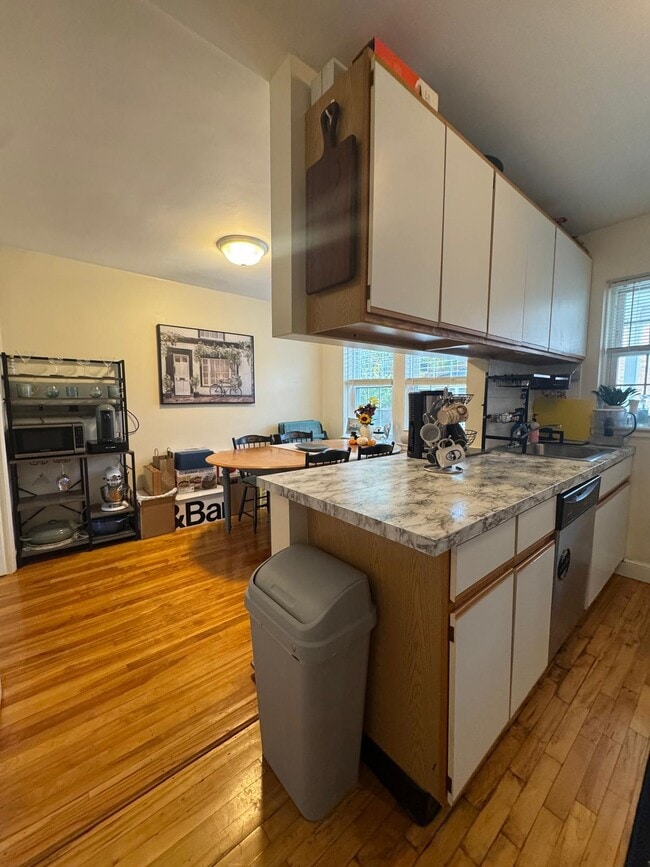 Foto del edificio - 31 Hammond Pond Pky