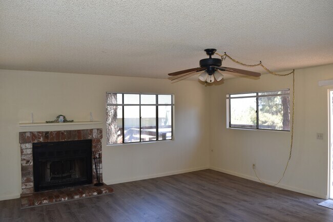 Foto del edificio - 6011 W Oak Ridge