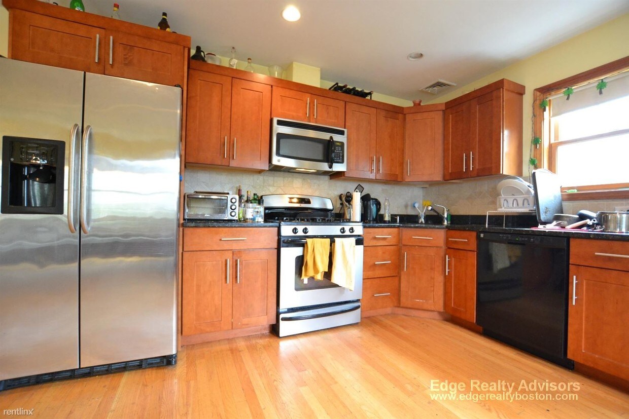 Primary Photo - 5 br, 2.5 bath Apartment - 32 Arden St # 2DB