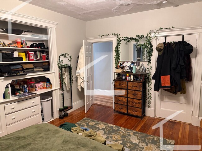 Building Photo - 9/1 Spacious 4BR with heat/hot water inc