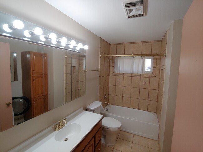 Foto del edificio - 1844 N Crestmore Ct