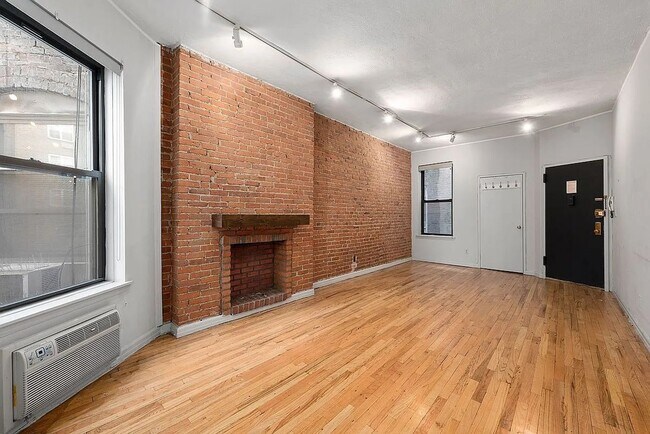 Building Photo - Newly Renovated 1Bed 1Bath