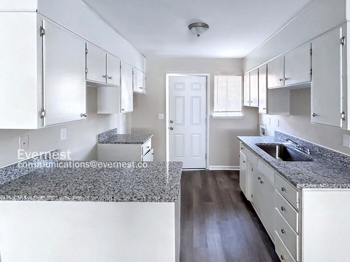 Foto principal - 7740 Rugby Ave