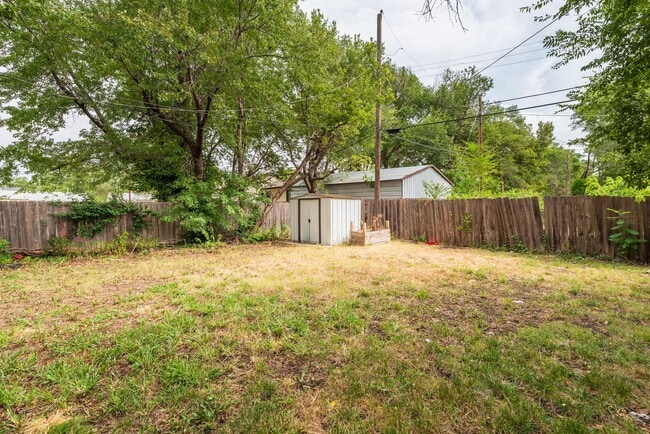 Building Photo - Bed 2 Bath In Quiet Neighborhood!