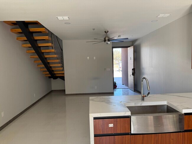 Foto del edificio - 1303 Leann Rimes Rd