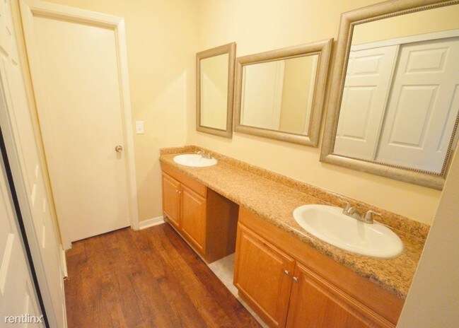 Building Photo - 1204 Lake Valrico Ln