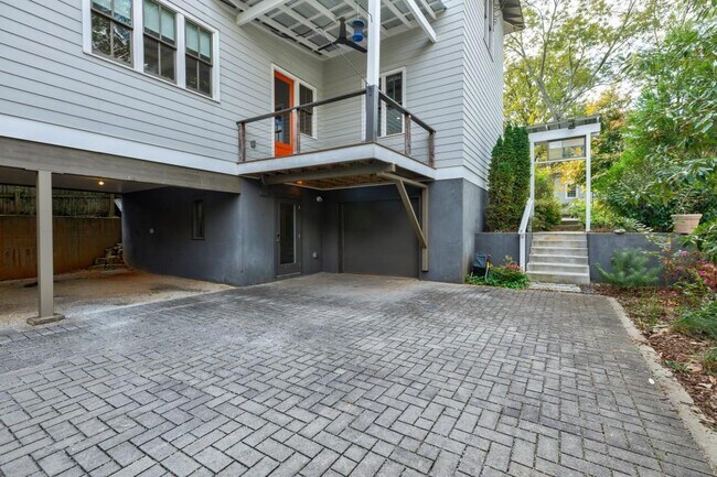 Building Photo - 1092 Kirkwood Ave SE