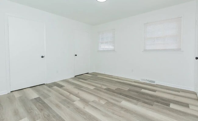 Building Photo - Room in Townhome on Greenbriar Rd