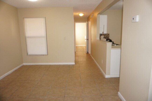 Foto del edificio - 2 Bedroom 2 Bathroom Townhome near NAS Jax