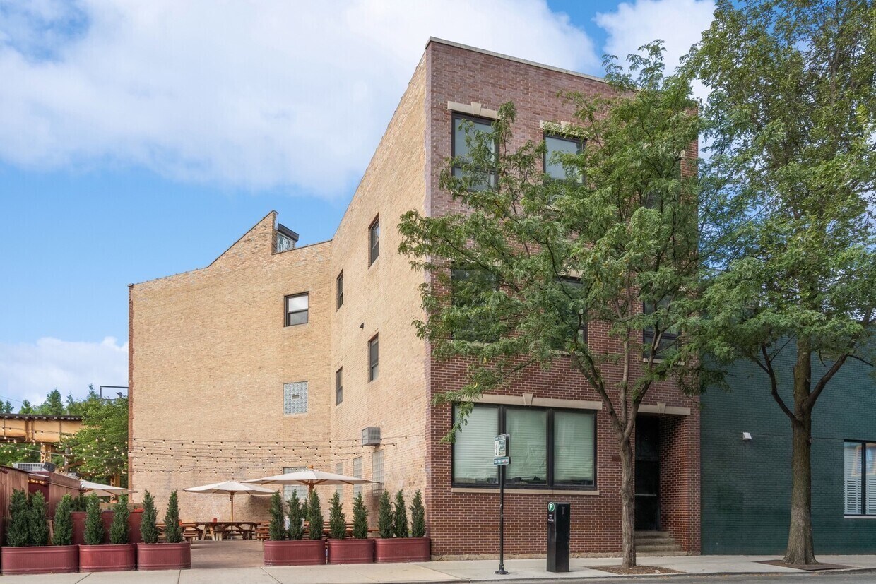 Foto principal - 1740 N Milwaukee Ave