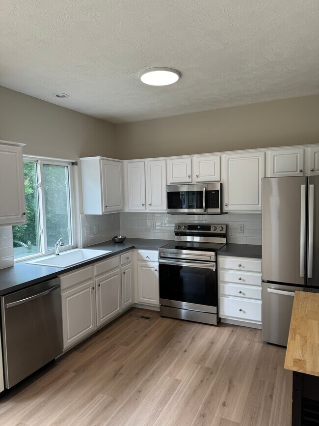 Todos los electrodomésticos nuevos - 4418 S 178th St