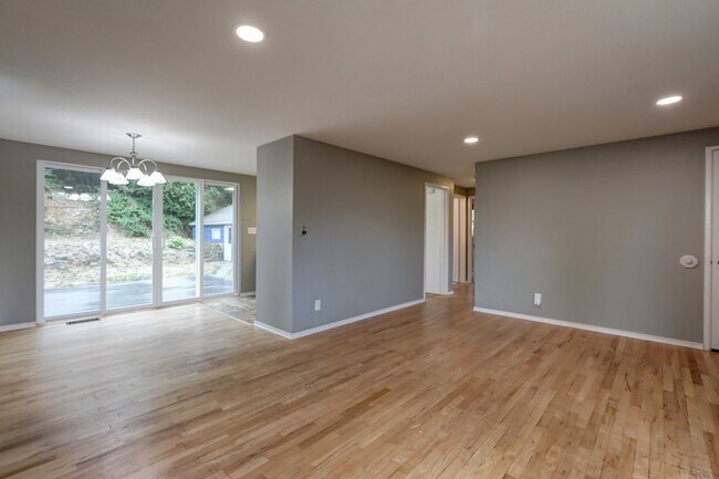 Foto del edificio - 3244 46th Ave SW