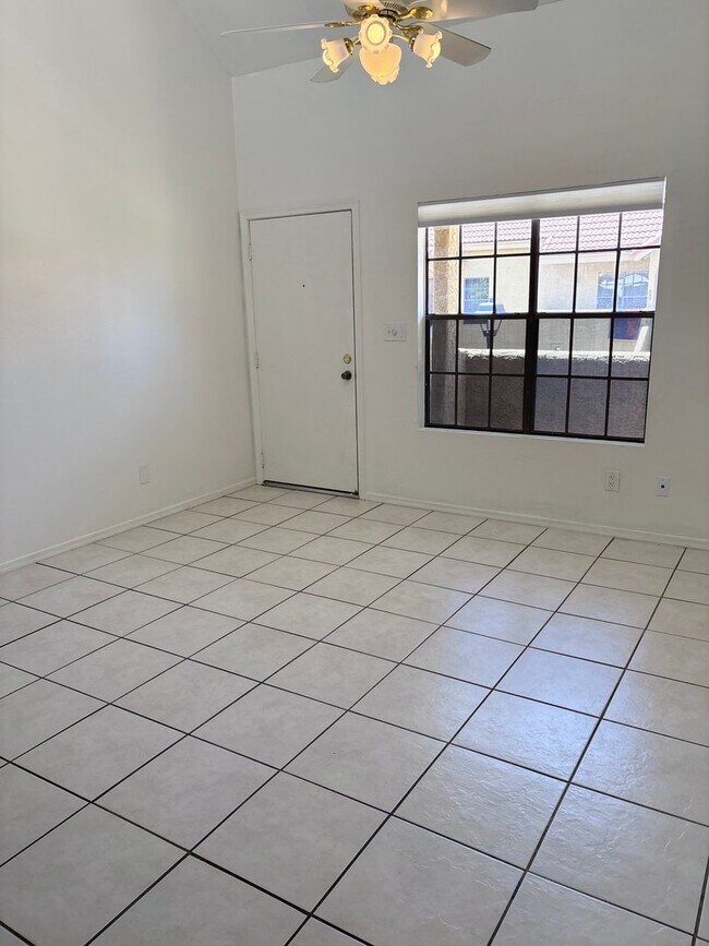 Foto del edificio - **COZY 2 BEDROOM/1 BATHROOM/GARAGE CONDO I...