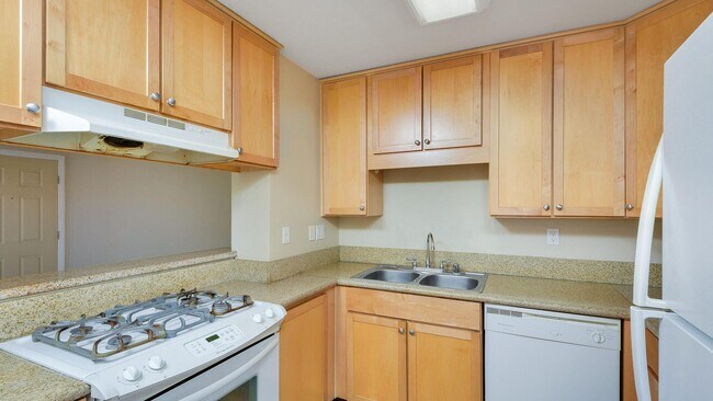 Foto del edificio - Two Bedroom Condo in Artesia Community
