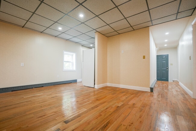 Building Photo - 367 Tudor St