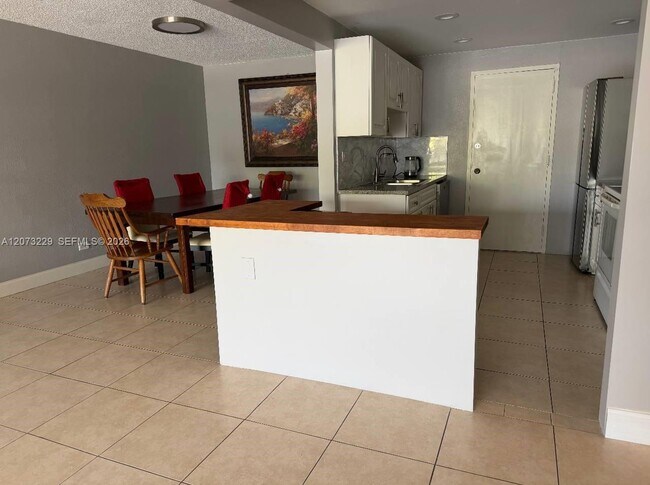 Foto del edificio - 800 NE 195th St