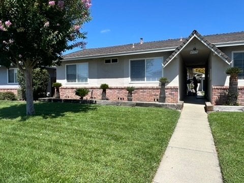 Building Photo - 2175 Royal Dr
