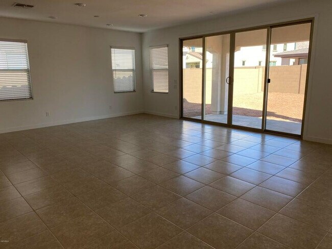 Foto del edificio - 9731 E Research Ave