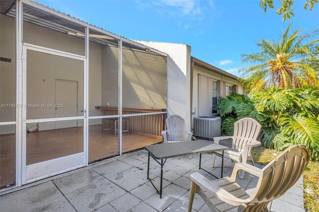 Building Photo - 5057 Forsythia St