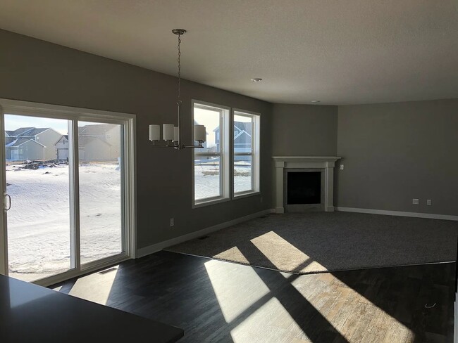 Building Photo - 4 bed house available in otsego!