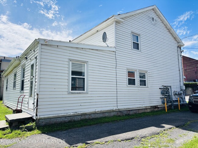 Building Photo - 22-24-24 Jane St