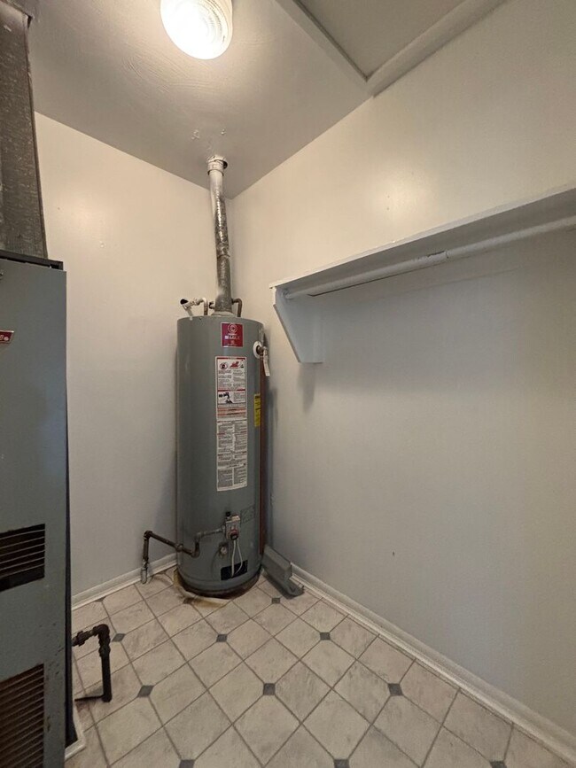 Building Photo - Cute clean 1 bedroom 1 bath duplex availab...