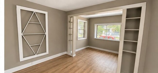 Building Photo - 1068 E 13th St