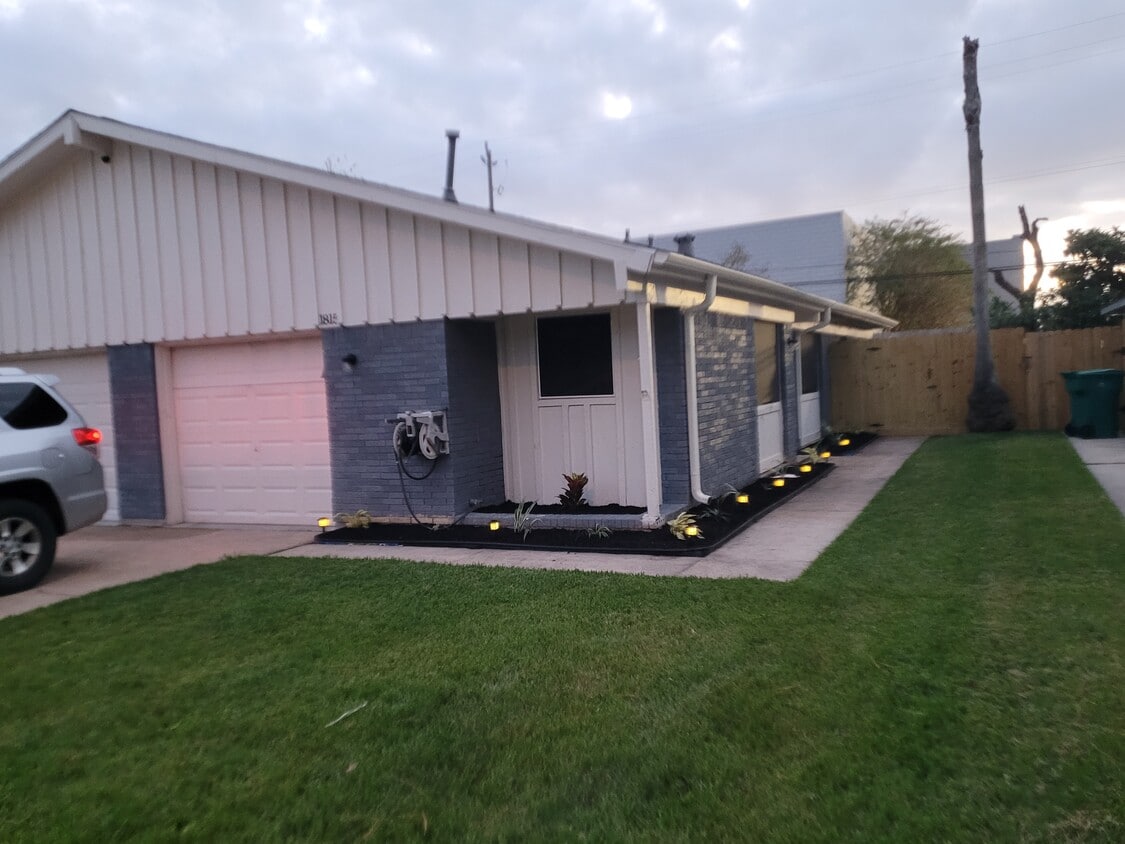 Foto principal - 1815 Bahama Dr