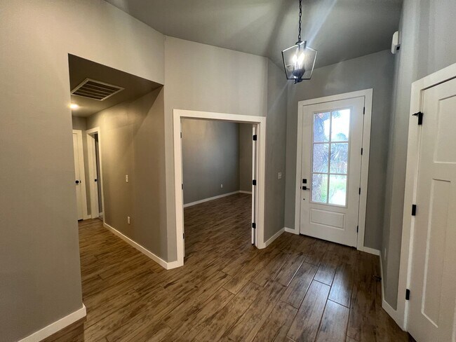 Building Photo - 3 Bed + Office!